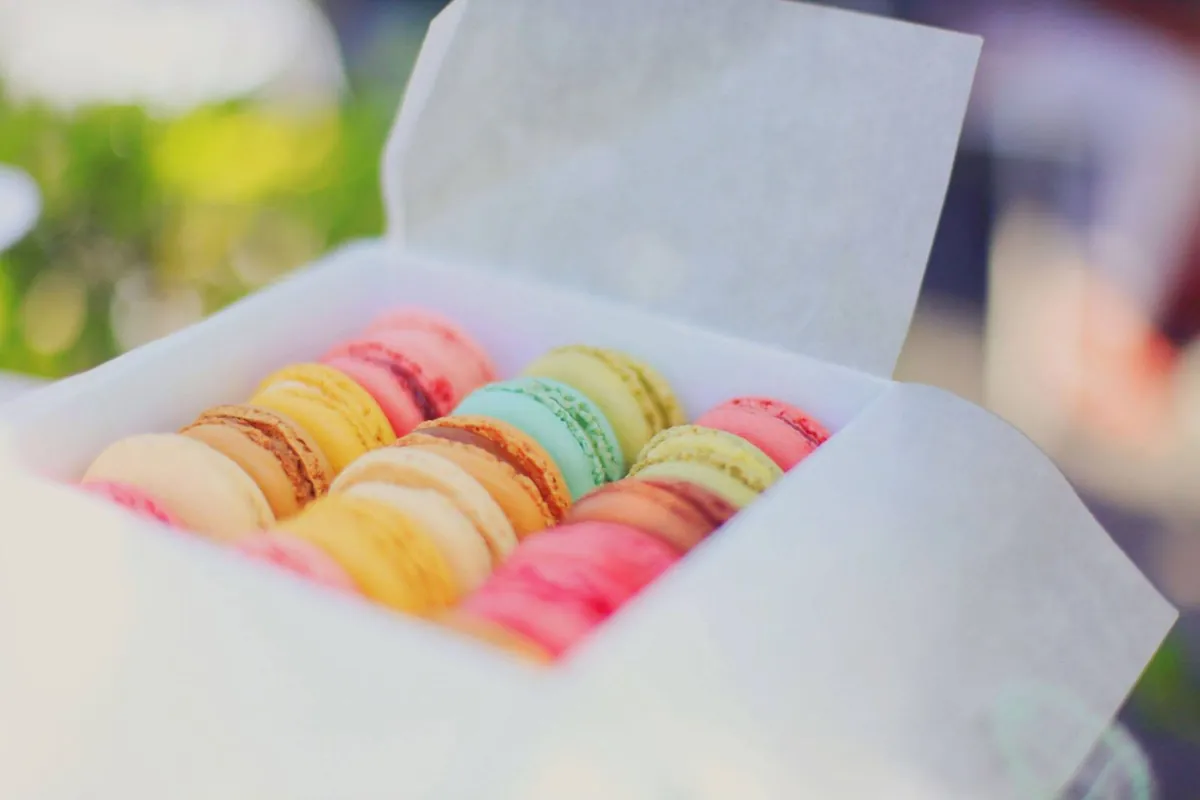 Caja de macarons de colores