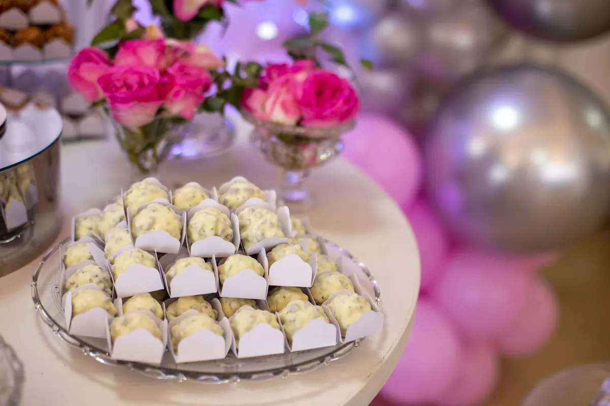 Cake pops y rosas en mesa de XV años
