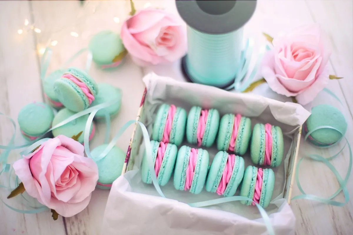 Macarons en tonos menta y rosa con rosas